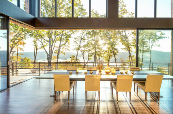 Ruang Makan dengan Pemandangan Dinding Kaca